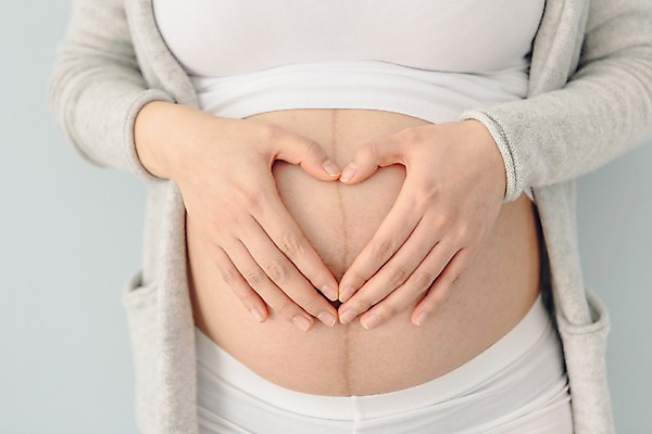 포토 JPG 여자 실내 한명 상반신 20대 성인 앞모습 임산부 임신 한국인 손하트 복부 국내포토 1 뷰포인트 사람 동양인 손짓 청년 내부 신체부위 파일형식