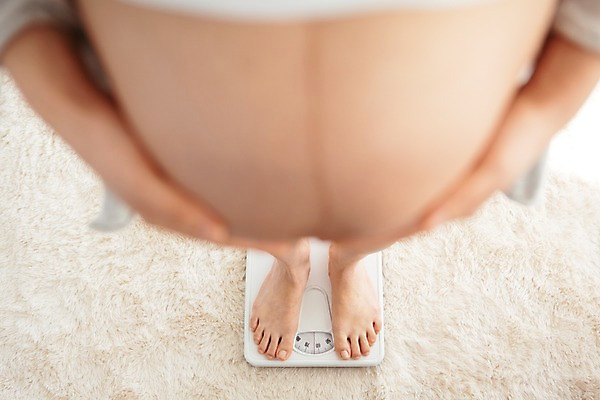 포토 JPG 손 여자 맨발 실내 한명 서기 20대 성인 앞모습 아웃포커스 하이앵글 임산부 임신 한국인 하반신 몸무게 체중계 무게측정 복부 국내포토 1 뷰포인트 모션 발 촬영기법 사람 동양인 청년 내부 신체부위 측정 파일형식