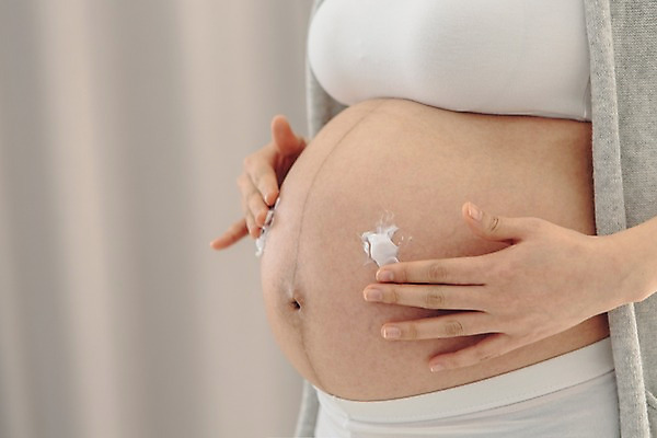 포토 JPG 손 여자 실내 한명 상반신 20대 성인 옆모습 임산부 임신 한국인 크림 바르기 복부 국내포토 1 뷰포인트 모션 사람 동양인 청년 내부 신체부위 파일형식