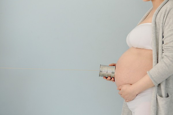 포토 JPG 여자 실내 한명 상반신 20대 성인 옆모습 희망 임산부 임신 한국인 실전화기 설레임 소통 복부 국내포토 1 감정 뷰포인트 컨셉 사람 동양인 청년 내부 신체부위 파일형식