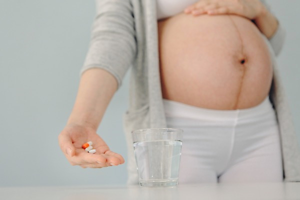 포토 JPG 손 여자 실내 한명 서기 들기 상반신 20대 성인 알약 임산부 임신 한국인 물컵 식수 국내포토 1 모션 사람 동양인 청년 내부 신체부위 컵 물 약 파일형식