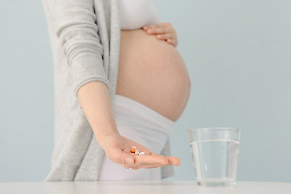 포토 JPG 손 여자 실내 한명 서기 들기 상반신 20대 성인 옆모습 알약 임산부 임신 한국인 물컵 식수 국내포토 1 뷰포인트 모션 사람 동양인 청년 내부 신체부위 컵 물 약 파일형식