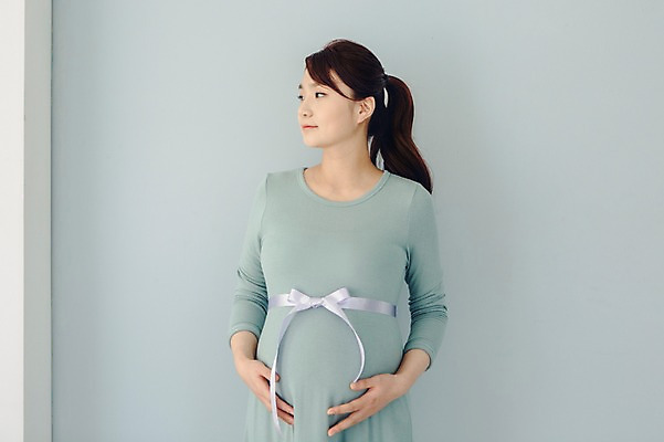 포토 JPG 여자 리본 실내 한명 상반신 20대 성인 앞모습 임산부 임신 한국인 묶기 청년여자한명만 성인여자한명만 국내포토 1 뷰포인트 모션 사람 동양인 청년 내부 여자한명만 성인여자만 청년여자만 파일형식