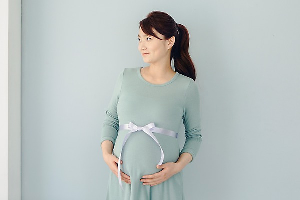 포토 JPG 여자 리본 실내 한명 상반신 20대 성인 앞모습 임산부 임신 한국인 묶기 청년여자한명만 성인여자한명만 국내포토 1 뷰포인트 모션 사람 동양인 청년 내부 여자한명만 성인여자만 청년여자만 파일형식