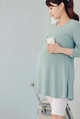 포토 JPG 여자 실내 한명 서기 들기 상반신 20대 성인 옆모습 스마트폰 걷기 캐리어 임산부 임신 한국인 당기기 청년여자한명만 성인여자한명만 내려보기 국내포토 1 뷰포인트 모션 사람 동양인 청년 내부 핸드폰 스마트기기 여행가방 여자한명만 성인여자만 청년여자만 파일형식