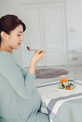 포토 JPG 여자 포크 실내 한명 들기 상반신 20대 성인 옆모습 임산부 임신 샐러드 한국인 먹기 청년여자한명만 성인여자한명만 국내포토 1 식기 음식 뷰포인트 모션 사람 동양인 청년 내부 여자한명만 성인여자만 청년여자만 파일형식