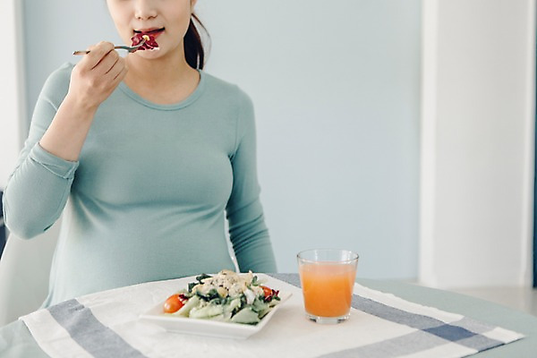 포토 JPG 여자 포크 실내 한명 들기 상반신 20대 성인 앞모습 임산부 임신 샐러드 한국인 먹기 국내포토 1 식기 음식 뷰포인트 모션 사람 동양인 청년 내부 파일형식