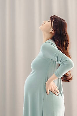 포토 JPG 여자 허리손 실내 한명 서기 상반신 20대 성인 옆모습 눈감음 임산부 임신 고통 한국인 괴로움 고개들기 불쾌함 진통 청년여자한명만 성인여자한명만 국내포토 1 감정 뷰포인트 포즈 모션 사람 동양인 청년 내부 여자한명만 성인여자만 청년여자만 파일형식