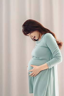 포토 JPG 여자 실내 한명 서기 상반신 20대 성인 옆모습 임산부 임신 고통 한국인 찡그림 괴로움 불쾌함 진통 청년여자한명만 성인여자한명만 국내포토 1 감정 뷰포인트 모션 표정 사람 동양인 청년 내부 여자한명만 성인여자만 청년여자만 파일형식