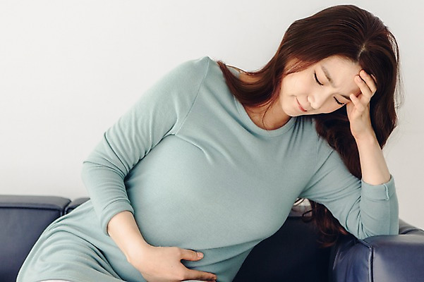 포토 JPG 여자 실내 한명 앉기 상반신 20대 성인 앞모습 소파 눈감음 임산부 임신 고통 한국인 찡그림 괴로움 불쾌함 진통 청년여자한명만 성인여자한명만 국내포토 1 감정 뷰포인트 의자 모션 표정 사람 동양인 청년 내부 여자한명만 성인여자만 청년여자만 파일형식