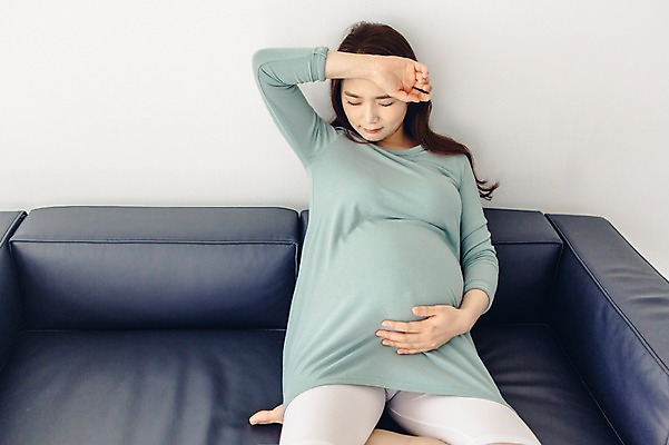 포토 JPG 여자 실내 한명 앉기 상반신 20대 성인 앞모습 소파 눈감음 임산부 임신 고통 한국인 찡그림 괴로움 불쾌함 진통 청년여자한명만 성인여자한명만 국내포토 1 감정 뷰포인트 의자 모션 표정 사람 동양인 청년 내부 여자한명만 성인여자만 청년여자만 파일형식