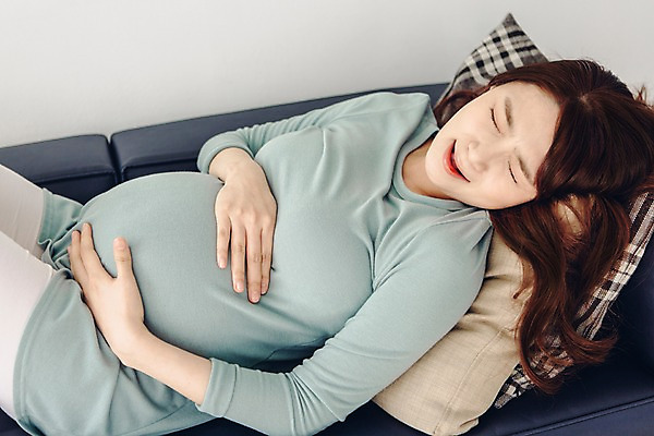 포토 JPG 여자 실내 한명 상반신 20대 성인 소파 눕기 눈감음 임산부 임신 고통 한국인 찡그림 괴로움 불쾌함 진통 청년여자한명만 성인여자한명만 국내포토 1 감정 의자 모션 표정 사람 동양인 청년 내부 여자한명만 성인여자만 청년여자만 파일형식