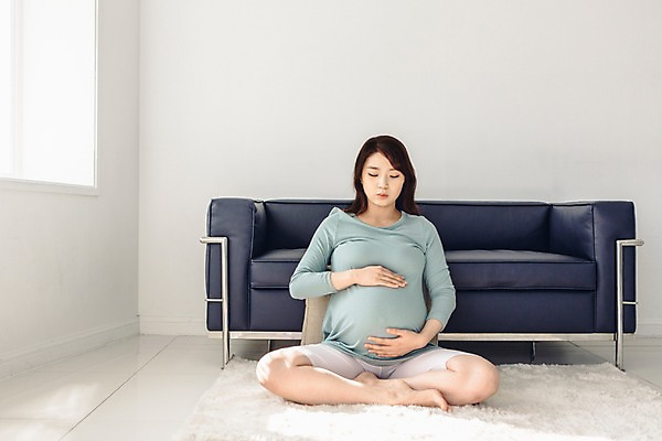 포토 JPG 전신 여자 실내 한명 20대 성인 앞모습 임산부 임신 고통 한국인 괴로움 가부좌 불쾌함 진통 청년여자한명만 성인여자한명만 내려보기 국내포토 1 감정 뷰포인트 모션 사람 앉기 동양인 청년 내부 여자한명만 성인여자만 청년여자만 파일형식
