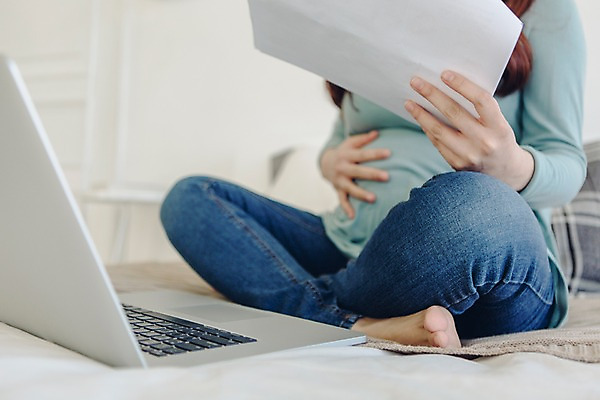 포토 JPG 여자 종이 맨발 실내 한명 들기 20대 성인 노트북 임산부 임신 한국인 하반신 침대 업무 문서 가부좌 국내포토 1 가구 모션 발 사람 앉기 동양인 청년 내부 전자제품 작업 파일형식