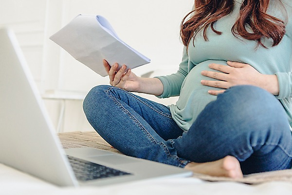 포토 JPG 여자 종이 맨발 실내 한명 들기 20대 성인 노트북 임산부 임신 한국인 하반신 침대 업무 문서 가부좌 국내포토 1 가구 모션 발 사람 앉기 동양인 청년 내부 전자제품 작업 파일형식