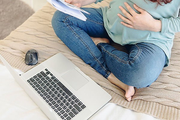 포토 JPG 여자 종이 맨발 실내 한명 들기 20대 성인 노트북 임산부 임신 한국인 하반신 침대 마우스 업무 문서 가부좌 국내포토 1 가구 모션 발 사람 앉기 동양인 청년 내부 전자제품 컴퓨터용품 작업 파일형식