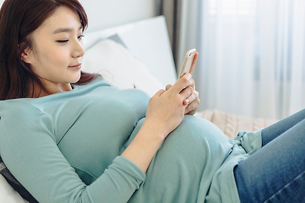 포토 JPG 응시 여자 실내 한명 들기 상반신 20대 성인 옆모습 스마트폰 눕기 임산부 임신 한국인 침대 웹서핑 청년여자한명만 성인여자한명만 국내포토 1 시선 뷰포인트 가구 모션 사람 동양인 청년 내부 핸드폰 스마트기기 여자한명만 성인여자만 청년여자만 파일형식