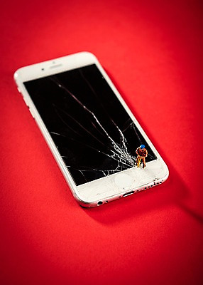 포토 JPG 스튜디오촬영 공사 근접촬영 사람없음 스마트폰 모형 미니어처 드릴 깨짐 국내포토 뷰포인트 컨셉 건설업 실내 핸드폰 스마트기기 공구 파일형식