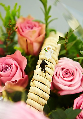 포토 JPG 스튜디오촬영 신부 웨딩드레스 신랑 결혼식 근접촬영 사람없음 장미 모형 미니어처 꽃바구니 국내포토 드레스 꽃 뷰포인트 결혼 실내 바구니 파일형식