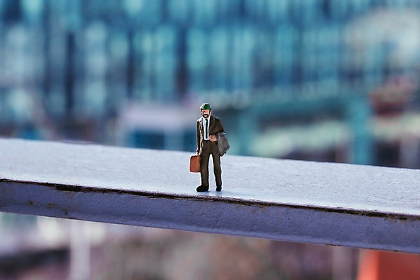 포토 JPG 스튜디오촬영 서류가방 비즈니스 근접촬영 사람없음 모형 미니어처 비즈니스맨 국내포토 남자 뷰포인트 가방 실내 직장인 파일형식