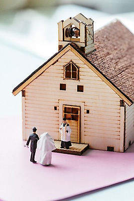 포토 JPG 스튜디오촬영 신부 웨딩드레스 결혼 부동산 근접촬영 사람없음 교회 모형 미니어처 주례 신부님 집모양 국내포토 모양 드레스 뷰포인트 종교건축 실내 이벤트 건물 천주교 재산 파일형식