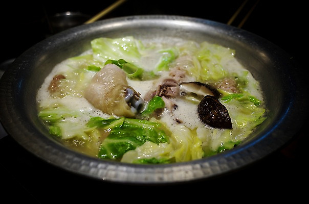 포토 JPG 음식 실내 사람없음 일본 닭고기 버섯 냄비 양배추 청경채 샤브샤브 일본음식 국내포토 아시아 채소 육류 내부 솥 파일형식