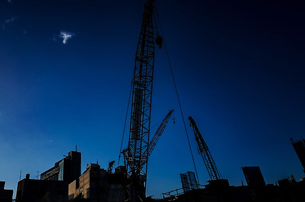 포토 JPG 주간 구름 하늘 공사 풍경 빌딩 사람없음 야외 일본 도시 도쿄 기중기 시부야 국내포토 자연요소 아시아 건설업 건물 중장비 파일형식