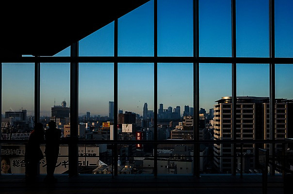 포토 JPG 회사 비즈니스 창문 실내 서기 사람 빌딩 두명 건물 일본 도시 도쿄 역광 시부야 국내포토 건축물 아시아 모션 내부 파일형식