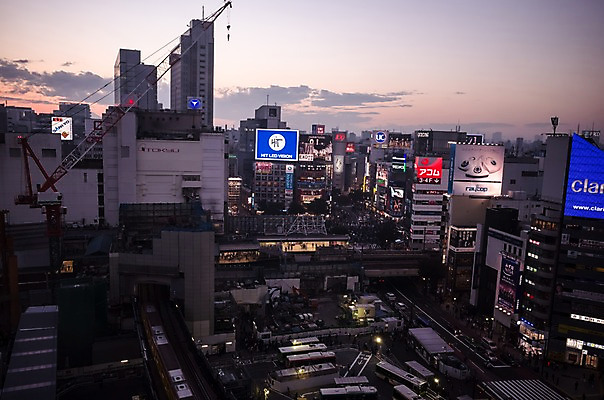포토 JPG 주간 구름 하늘 풍경 빌딩 사람없음 야외 건물 일본 도시 도쿄 기중기 시부야 국내포토 자연요소 건축물 아시아 중장비 파일형식