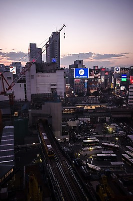 포토 JPG 주간 구름 하늘 풍경 빌딩 사람없음 야외 건물 일본 도시 도쿄 기중기 시부야 국내포토 자연요소 건축물 아시아 중장비 파일형식