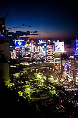 포토 JPG 주간 구름 하늘 버스 풍경 빌딩 사람없음 야외 건물 빛 일본 도시 도쿄 야간 시부야 국내포토 자연요소 건축물 아시아 육상교통 대중교통 파일형식