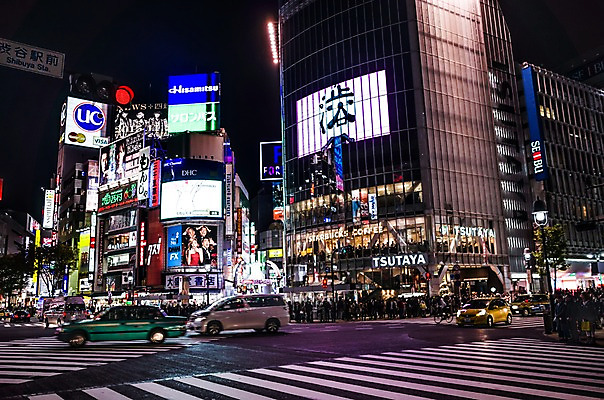포토 JPG 도로 거리 풍경 빌딩 여러명 야외 건물 일본 도시 횡단보도 도쿄 군중 야간 시부야 국내포토 자연요소 건축물 아시아 길 다수 교통시설 사람 보행로 파일형식