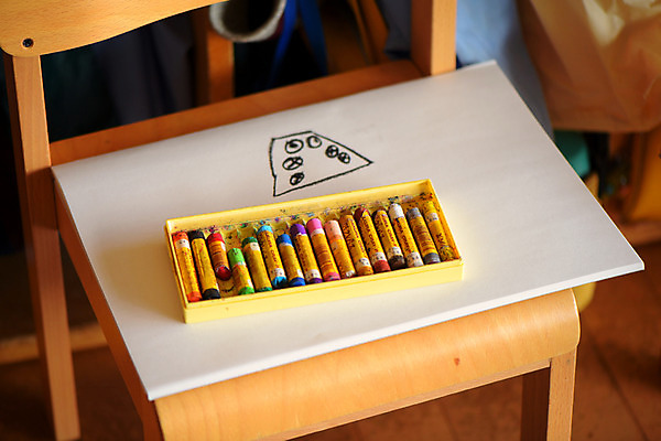 포토 JPG 의자 실내 사람없음 일본 스케치북 그림 크레파스 국내포토 아시아 가구 학용품 내부 파일형식