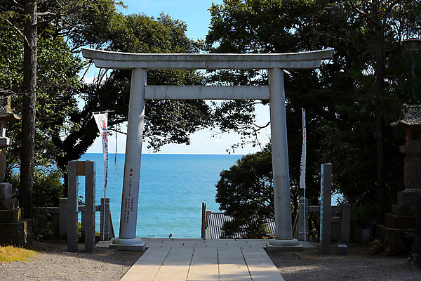 포토 JPG 주간 나무 바다 고건축 풍경 사람없음 야외 문 일본 일본전통 일본건축 토리이 이바라키 국내포토 자연요소 식물 전통 건축물 아시아 동양건축 신사 파일형식