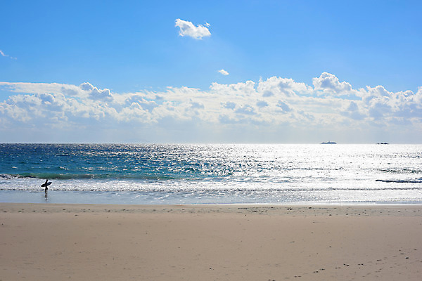 포토 JPG 주간 전신 구름 바다 하늘 한명 서기 들기 풍경 야외 일본 서핑보드 서핑 시즈오카 국내포토 자연요소 1 아시아 모션 사람 수상스포츠 보드_스포츠 파일형식