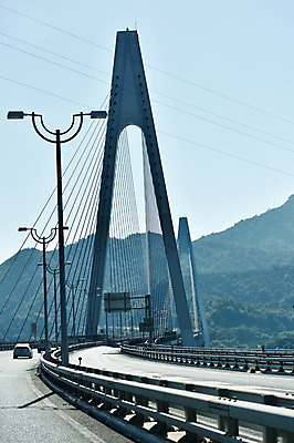 포토 JPG 주간 구름 도로 가로등 자동차 하늘 풍경 사람없음 야외 일본 다리 에히메 국내포토 자연요소 공공시설 아시아 길 육상교통 교통시설 신체부위 파일형식