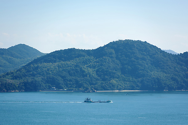 포토 JPG 주간 바다 섬 하늘 산 풍경 사람없음 야외 일본 선박 에히메 국내포토 자연요소 아시아 수상교통 파일형식