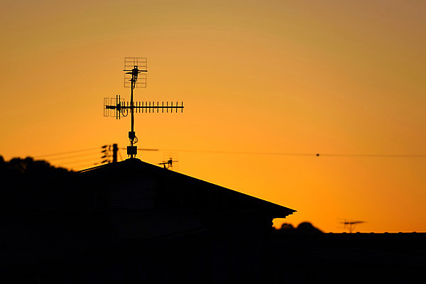 포토 JPG 주간 하늘 지붕 안테나 풍경 사람없음 야외 노을 일본 에히메 국내포토 자연요소 아시아 통신 파일형식