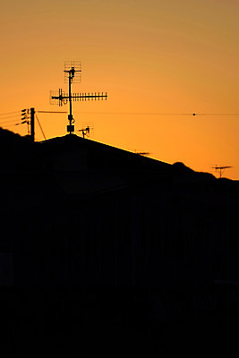 포토 JPG 주간 하늘 지붕 안테나 풍경 사람없음 야외 노을 일본 에히메 국내포토 자연요소 아시아 통신 파일형식