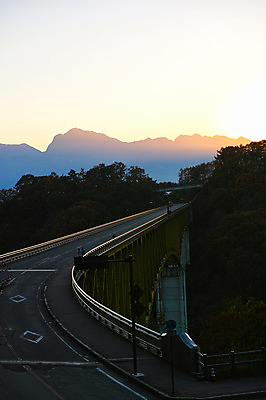 포토 JPG 주간 도로 하늘 산 풍경 사람없음 야외 노을 일본 다리 야마나시 국내포토 자연요소 아시아 길 교통시설 신체부위 파일형식