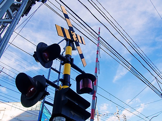 포토 JPG 주간 하늘 풍경 사람없음 야외 일본 기찻길 전선 신호등 신호 차단기 철도의날 국내포토 자연요소 아시아 파일형식 법정기념일 차단