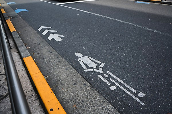 포토 JPG 주간 화살표 도로 풍경 사람없음 야외 일본 자전거전용도로 국내포토 자연요소 아시아 길 교통시설 전용도로 파일형식