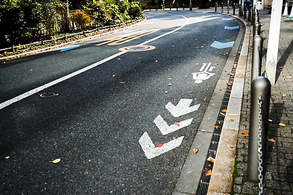 포토 JPG 주간 화살표 도로 풍경 사람없음 야외 일본 자전거전용도로 국내포토 자연요소 아시아 길 교통시설 전용도로 파일형식