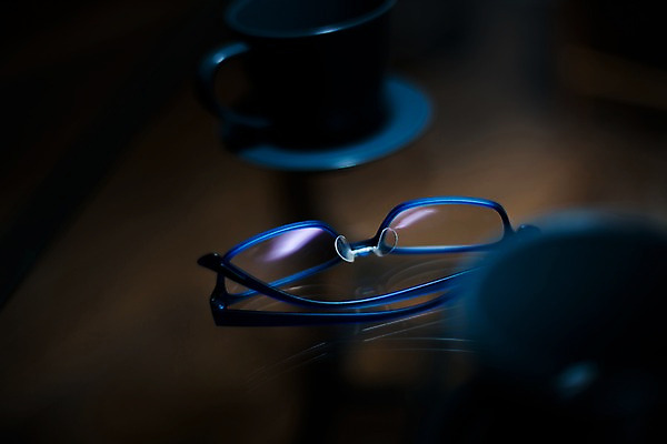 포토 JPG 안경 비즈니스 실내 사람없음 일본 어둠 책상 국내포토 잡화 아시아 가구 내부 파일형식