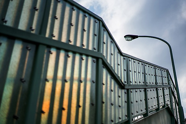 포토 JPG 주간 구름 가로등 하늘 풍경 사람없음 야외 계단 일본 육교 국내포토 자연요소 공공시설 아시아 다리_건축물 파일형식