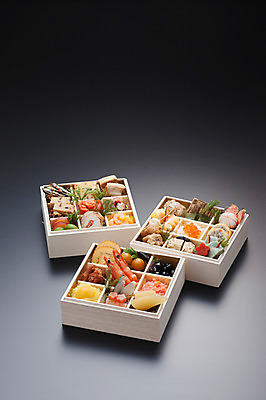 포토 JPG 음식 새우 실내 돼지고기 사람없음 세개 문어 계란말이 검은콩 곤약 멸치 연어알 청어알 콩조림 일본음식 오세치 국내포토 콩 연체동물 육류 3 갑각류 어류 내부 알 수중동물 계란요리 조림 파일형식