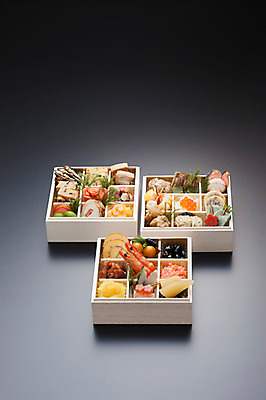 포토 JPG 음식 새우 실내 돼지고기 사람없음 세개 문어 계란말이 검은콩 곤약 멸치 연어알 청어알 콩조림 일본음식 오세치 국내포토 콩 연체동물 육류 3 갑각류 어류 내부 알 수중동물 계란요리 조림 파일형식