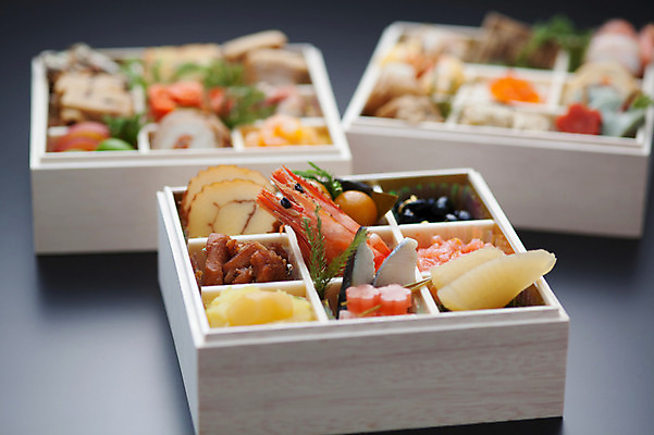 포토 JPG 음식 새우 실내 사람없음 아웃포커스 세개 계란말이 검은콩 청어알 콩조림 일본음식 오세치 국내포토 콩 촬영기법 3 갑각류 내부 알 계란요리 조림 파일형식