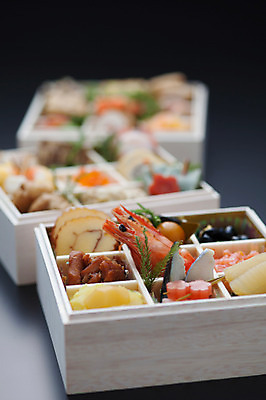 포토 JPG 음식 새우 실내 사람없음 아웃포커스 세개 계란말이 검은콩 청어알 콩조림 일본음식 오세치 국내포토 콩 촬영기법 3 갑각류 내부 알 계란요리 조림 파일형식