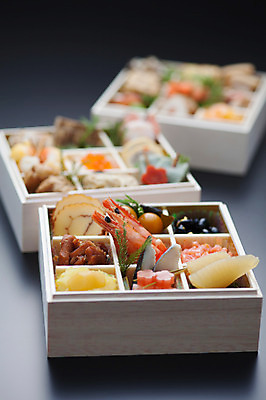 포토 JPG 음식 새우 실내 사람없음 아웃포커스 세개 계란말이 검은콩 청어알 콩조림 일본음식 오세치 국내포토 콩 촬영기법 3 갑각류 내부 알 계란요리 조림 파일형식